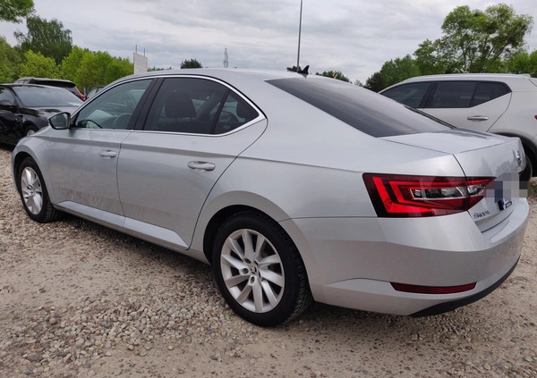 Skoda Superb cena 62900 przebieg: 250000, rok produkcji 2018 z Ostrołęka małe 704